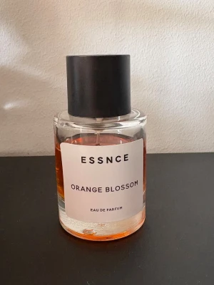 ESSNCE Orange Blossom - Orange blossom från  ESSNCE i 50 ml. Lite använd, se bild för mängd kvar. Locket sitter sämre än på andra parfymer därifrån, så man bör vara försiktig med att lyfta i bara locket.