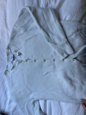 Vit gosig kofta m pärlknappar - Så gosig o gullig vit kofta med pärlknappar från Zara, jätte mjukt material. Står att den är i XL men de är supersmå i storlek så denna passar mig som är S perfekt.💕💕