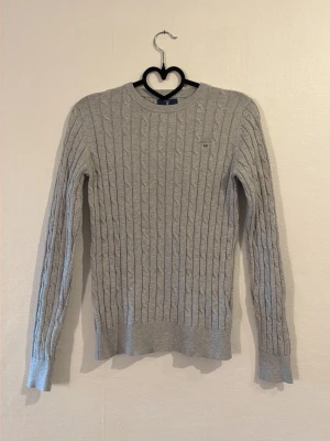 Stickad tröja från Gant - Här är en stickad tröja från Gant. Den är i bra skick och passar perfekt som den är eller över en skjorta. Ganska tunn i materialet. 