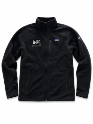 Patagonia Full Zip Fleece Jacket - Svart Patagonia full zip fleece i storlek S. Klassisk outdoor-modell med Patagonia-logga, hel dragkedja, tre zip-fickor och hög krage. Tillverkad i 100% återvunnen polyester enligt etiketten. Broderad WWU Kaiser Borsari Hall / Zero Energy Carbon-logga på bröstet samt mindre brodyr på ärmen. Bra begagnat skick enligt bilder. Perfekt som fleece, midlayer eller vardagsjacka. Mått skickas gärna. Snabb frakt 📦