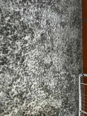 Grått shaggy matta 228x305cm - Stor och mjuk grå shaggy matta från at home. Mattan är tillverkad i 100% polyester och har en fluffig, lång lugg som ger en mysig känsla till rummet. Perfekt för att skapa en chill vibe hemma.