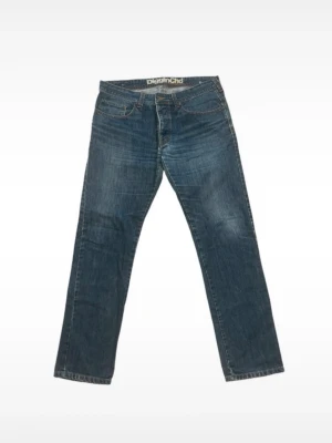 Blå raka jeans från Digginchd - Säljer ett par klassiska blå jeans från Digginchd med rak passform. Jeansen har fem fickor, normal midja och subtila slitningar för en avslappnad look. Materialet är denim i bomull och de har kontrastsömmar. Perfekta till en casual outfit.