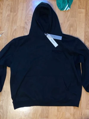 Essentials hoodie - Säljer helt nya essentiellt hoodie, bra skick och exakt som den ska vara för ett bra pris. Ifall du kan mötas upp i Märsta så får du den för 300kr vi snabbköp.
