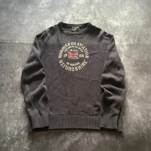 Mörkblå Morris vintage sweatshirt från 2000-talet i storlek L - Mått 📏 Armhåla till armhåla: 54 cm Längd från kragen: 65 cm Ärmlängd från axeln: 64 cm Måtten finns även på bilderna  Skickas inom ett dygn Spara på priset och frakten genom att sätta ihop ett paket Mer information finns på min profil  20-415