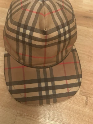 Burberry keps - Säljer denna burberry kepsen. Justerbar där bak. Lite sliten och har tappat bort färgen lite. Annars är den bra. Funkar perfekt till flera outfits. Skriv om ni är intresserade