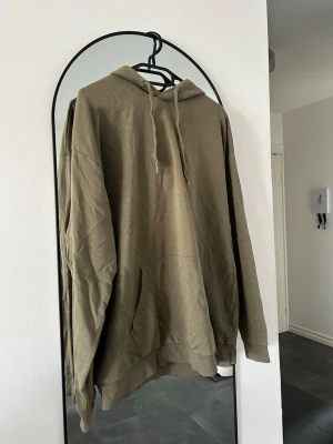 Grön hoodie - Mörkare grön hoodie i bra skick, använd fåtal gånger. 💕