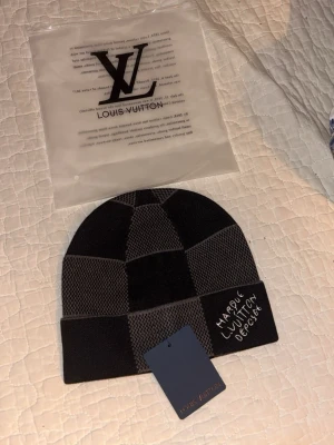 Svart lv mössa - Svart Lv mössa jätte fin passar mot alla outfit jätte skönt speicellt när det är kallt 