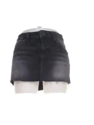 Svart jeanskjol med rå kant - Minikjol i gråsvart jeans från Urban 