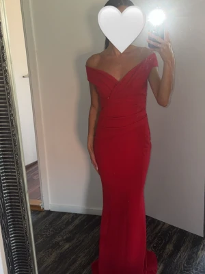 Röd långklänning offshoulder - Säljer min eleganta klänning . Använd en kväll . Storlek S
