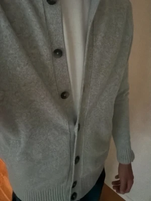 Cardigan/ kofta  - Super snygg kofta från Brown avenue, som ny storlek S, personen på bilden är 185 cm och väger 71 kg.