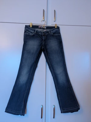 Lågmidjade bootcut jeans - Snygga jeans köpta från Sellpy, säljer för de är för korta för mig som är 172. Jag sprättade upp benen längst ner i hopp om att de skulle bli längre och passa bättre, men det blev inte så. Midjemått tvärs över: 40-41cm. Innerbenslängd: 74ish cm