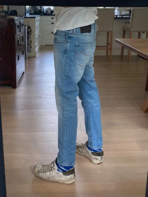 Jacob Cohen jeans - Säljer ett par ljusblå jeans med rak passform och diskreta slitningar framtil. Materialet är denim i bomull och de har en avslappnad look som passar perfekt till vardagsstilen. För korta för mig som är 177cm, passar nog perfekt för dem kortare än så. 