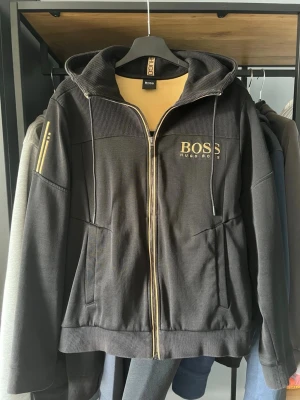 Hugo boss zip hoodie - Säljer en Hugo boss zip hoodie i riktigt fint skick, sparsamt använd. Vid fler bilder/frågor är det bara att höra av sig, pris kan diskuteras.