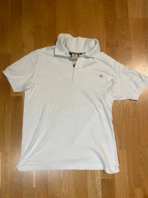 Burberry T-shirt - Vit burberry T-shirt i mycket bra skick. Storlek:L  skickar inom 1-2 dagar😁