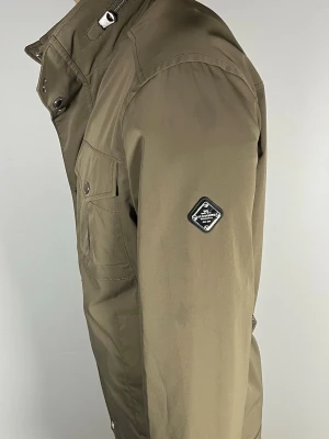 J.Lindeberg field jacket - 👕 Plagg: field jacket                                                                 📏 Storlek: L                                                                🏷️ Märke/Modell: J.Lindeberg                                           ✨ Skick: Fint skick                                                        💬 Vid frågor är det bara att skriva!                                                                                          🛍️ Gramenti