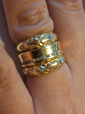 Två diamantbrsatta vigselringsr  (750) - 18k guld - priset är för båda. - Två diamantbesatta vigselringar (18K guld) - priset är för båda.  Säljer mina vigselringar. Obs: själva vigselringen är inte till salu, bara vigselringarna.  Jag vet inte den exakta storleken, men jag tror att den är 17/18 cm (2gr).  Prioritet ges till de som förstår sig på guld. Jag köpte dem på en juvelerarbutik i Brasilien.  Jag säljer dem eftersom jag tar examen till sjuksköterska och tyvärr inte kommer att kunna bära dem dagligen på jobbet.  Tanken är att sälja till någon som förstår sig på
