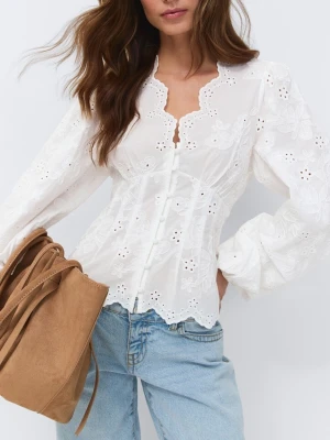 Vit blus med broderade detaljer - Romantisk vit blus med långärmade puffärmar och vackra broderade blommor. Helt ny! Slutsålt överallt.