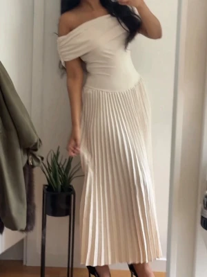 Off shoulder cremevit plisserad klänning - Har aldrig närt denna, endast provat.