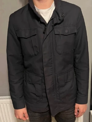 Mörkblå fieldjacket - Säljer nu min fieldjacket från bläck. Storlek S. Skick 8/10 använd men inga defekter. Modellen är 185 och väger 70. Skriv vid frågor eller liknande!