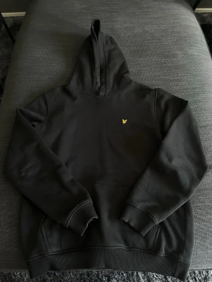 Svart lyle and Scott hoodie - En snygg lyle&scott hoodie från kids brandstore i 15/16 år, passar typ som 176 eller xs