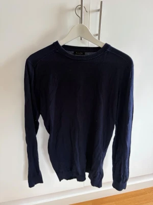 Mörkblå stickad tröja Massimo Dutti - Snygg mörkblå stickad tröja från Massimo Dutti i en tunn och mjuk kvalitet. Tröjan har rund halsringning och långa ärmar med ribbade muddar. Perfekt att matcha med jeans eller chinos för en clean look.