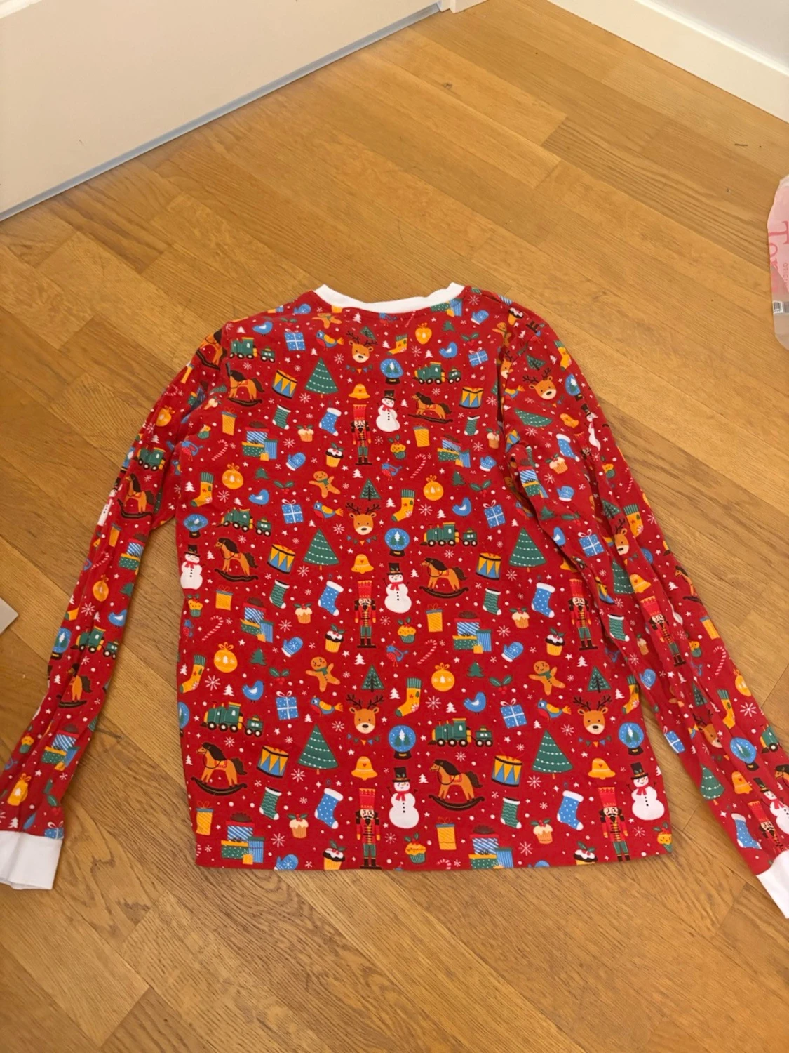 Röd julpyjamas med mönster - 1