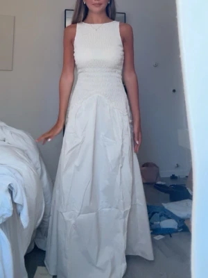 adoore klänning - säljer denna så fina klänningen från adoore då den aldrig kommit till användning! helt ny med prislappar kvar🥰storlek 34 men passar mig som har 32-34, eventuellt att den passar en mindre 36 med tanke på materialet💕nypris 1695kr