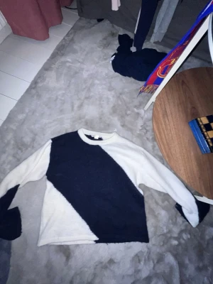 Stickad tröja från Gina Tricot svart/vit - Säljer en stickad tröja från Gina Tricot i storlek 158/164. Tröjan har ett coolt diagonalt mönster i svart och vitt, rund halsringning och långa ärmar. Perfekt för dig som gillar en trendig och avslappnad stil.