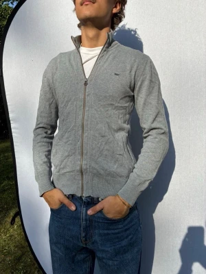 Levis kofta M  - Hej och välkommen till byTorén. Detta är en kofta från Levis i storlek M med normal passform. Modell på bild är ca 182, 67kg. Plagget är i bra skick utan några defekter. Tveka inte på att höra av dig, även om det skulle vara minsta lilla;)
