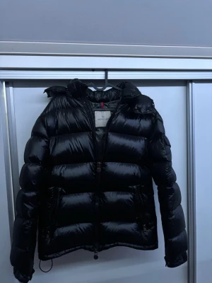 Moncler Maya - Säljer nu min svarta Moncler Maya Jacket. Perfekt för kalla vinterdagar och riktigt trendig look. Storlek 1 = SMALL