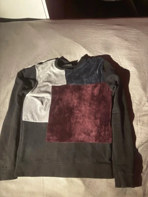 La vichy sweatshirt  - Säljer en svart sweatshirt i storlek S slimfit. Väldigt fin och bekväm tröja. Nypris: 1000 kr. OBS! Defekt vid höger armbåge (se bild) Hör av dig vid minsta fundering🙏🫶
