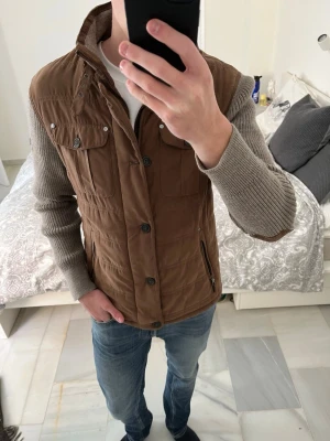 Cardigan jacka i mocka från Pedro del Hierro - Otroligt fet cardigan jacka från Pedro del Hierro i bra kvalité perfekt för hösten 😁——————————————————————————📐| Storlek: M                                                          👖| Märke: Pedro del Hierro                                      🔎 | Skick: Väldigt bra                                              ✍🏻 | Skriv om du har några frågor