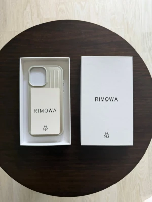 Rimowa mobilskal  - Hej ! Säljer nu detta silvriga mobilskalet från rimowa. Passar perfekt för dig som vill lägga till en extra touch. Aldrig använd, iPhone 16 pro priset kan diskuteras mvh 47 ☺️