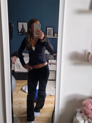 Svarta lågmidjade mjukisbyxor utsvängda - Säljer ett par lågmidjade svarta mjukisbyxor som är utsvängda. Mycket bra skick, knappt använda. Orginalpris 120kr💕