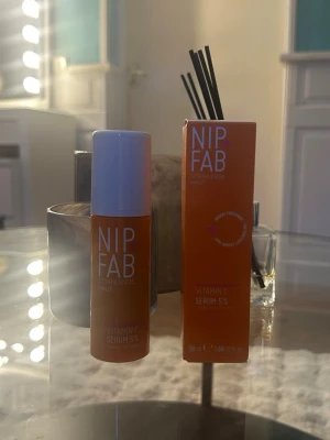 NIP+FAB Vitamin C Serum 5% - Fräscht ansiktsserum från NIP+FAB med 5% vitamin C. Kommer i en orange plastflaska med vitt lock och matchande förpackning. Perfekt för dig som vill boosta glow och lyster i huden. Innehåller 50 ml.