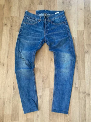 Jeans Dondup  - Säljer dessa jätte snygga dondup jeans för bra pris och i jätte bra skick.                                              Skick 9/10. Storlek W31. Model: george.             Det är bara att skriva vid några funderingar!