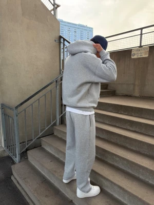 Comfy Tracksuit - Väldigt bekväm och stilren tracksuit i grå. Lätt den skönaste tracksuiten jag ägt och har nu fått chansen att dela med mig till några av er. 100% bomull, väldigt varm och passar perfekt inför hösten 🍂 Modellen är 183cm och bär storlek M.                          Både storlek S och M går att köpa