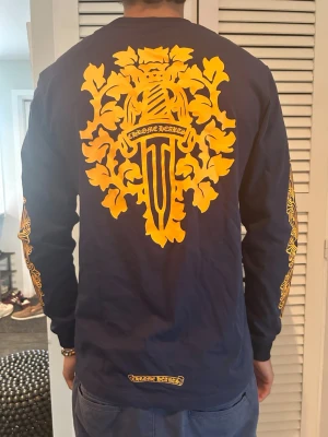 Chrome hearts longsleeve - Säljer min Chrome hearts longsleeve! Den är i nyskick och inte använd ofta. Vid frågor är de bara att höra av sig! Osäker på äktheten därav priset! 
