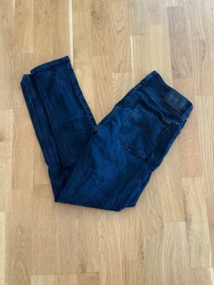Nudie Jeans - Säljer ett par riktigt snygga Nudie jeans. Storleken på jeansen är W31, L30. Passar XS/S/M. Perfekta till vardagslooken och passar till det mesta. Säljs för 299kr pga att jag inte får användning av dem och nypris är 1500-1800kr!☺️