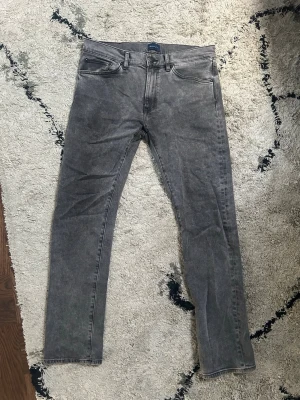 Gråa jeans - Säljer ett par grå regular fit jeans från GANT. Mycket bra skick. W32, L32