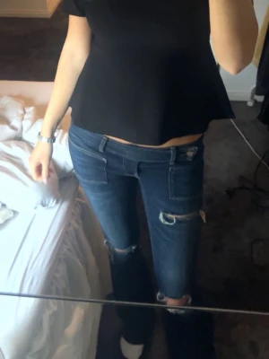 Mörkblå slitna skinny jeans - Säljer ett par lågmidjade mörkblå jeans från Gina! Lite slitna längs ner vid benen annars som nya. Skriv vid intresse och fler bilder
