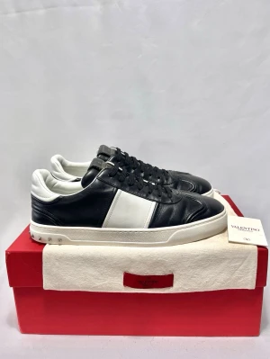 Valentino Flycrew Sneakers  - Populära Valentino Flycrew Sneakers! Toppskick, inga defekter. Storlek 43,5 men passar 44. Obs ej orginal box. Kontakta mig för fler frågor och funderingar!