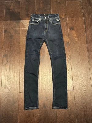 Replay jeans  - Hej säljer nu dessa replay grover jeans som är i storlek 28/32 och är i använt skick som man ser på färgen framförallt. Kom dm för mer frågor 😇