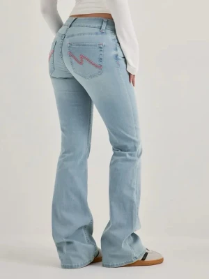 Nelly Stitch Jeans - Säljer Nelly Stitch jeansen i ljusblå med rosa broderad detalj på bakfickorna. Använda väl och har fläckar nere vid fötterna(se sista bilden). Nypris 699, pris kan diskuteras. 