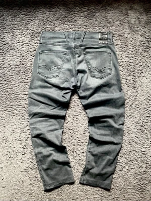Replay Jeans  - Säljer ett par riktigt feta Replay Jeans!!  Stick: 9/10! Sparsamt  använda!   Storlek: 32W 30L Model: Anbass!  Väldigt snygga slitningar!   Hör av er vid minsta fundering!! 💭 !!!Gå in på mitt konto för flera grymma plagg!!!