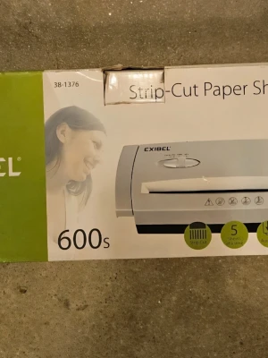 Dokumentförstörare Nytt I förpackningen  - Nytt I förpackningen.  dokumentförstörare är en viktig maskin på kontoret. Strimlar upp till 5 st..  Den gör det enkelt att göra sig av med dokument eller viktigt som du inte vill att obehöriga ska få se. Som inte vill delar information någon annan. Ny pris 499