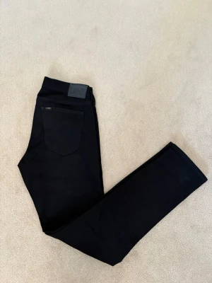 Lee Jeans - Säljer mina snygga Lee slimfit jeans i färgen svart och strl 29/32. Inga defekter eller liknande! Hör av vid funderingar