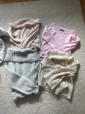 4 stickade tröjor - Priset är för tröjorna tillsammans Vita: Ginatricot, storlek 158/164, sitter som XS-S, Grå: Offshoulder, ginatricot storlek xs, ljusrosa: H&M storlek xxs men sitter som xs-s, rosa: newyorker storlek s