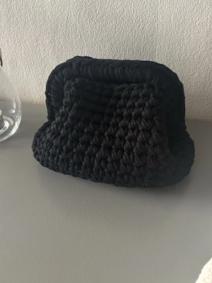 Svart virkad clutch  - Jättefin lite mindre svart clutch väska med handtag! 