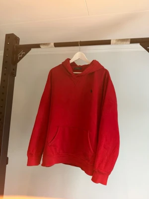 Polo Ralph Lauren Hoodie  - Polo Ralph lauren Hoodie XL passar nog large. Bra skick inte använd mycket hör av dig vid frågor. Pris kan diskuteras 